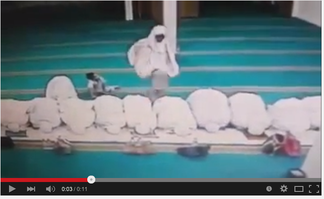 [VIDEO] Maling Curi Tas di Masjid Langkahi Kepala Jemaah Wanita 