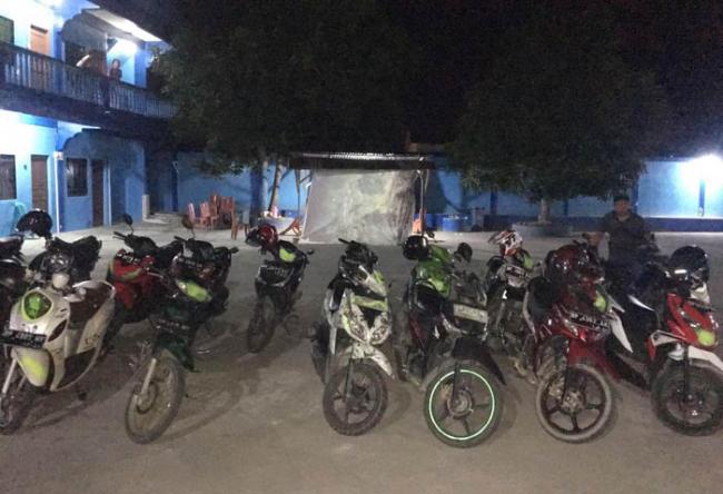 Pemain Judi Dadu Lari Tunggang Langgang saat Polisi Tiba, Belasan Motor Ditinggal