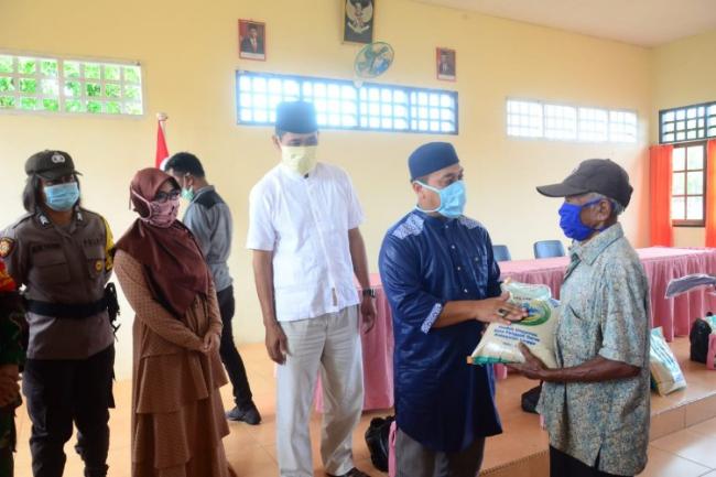 Safari Ramadhan di Tengah Pandemi Covid-19, Wabup Lingga Gencarkan Bagi Sembako