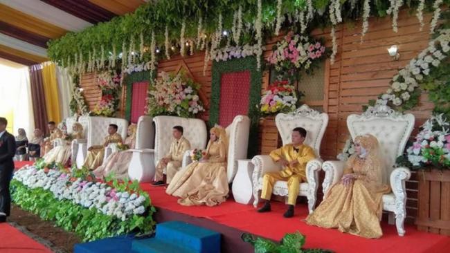 Viral! Ibu dan Tiga Putrinya Resepsi Nikah Bareng di Lapangan Bola Ciamis