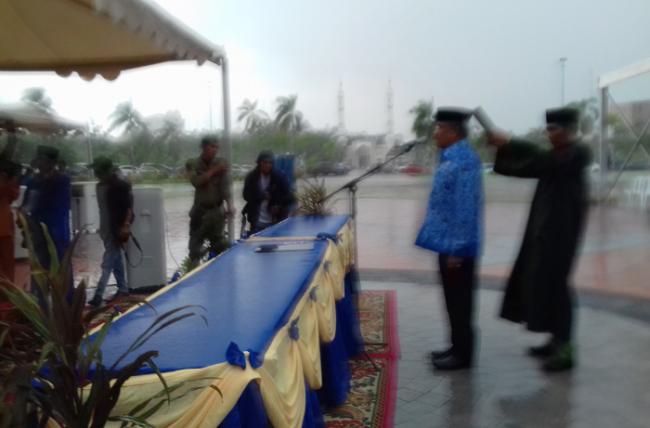 Jefridin Ucapkan Sumpah Jadi Sekda Batam di Tengah Hujan Deras dan Petir