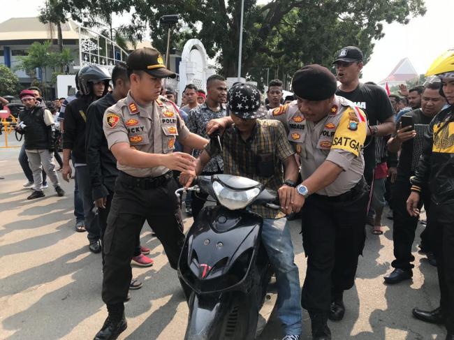 Massa AMMDI Pukuli Pengendara yang Terobos Kerumunan Unjuk Rasa