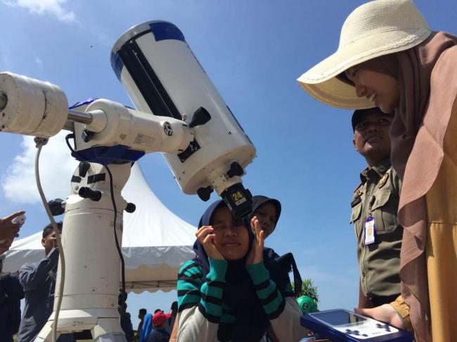 Teleskop dari Obeservatorium Bosscha Bantu Warga Saksikan Gerhana di Tanjungpinang