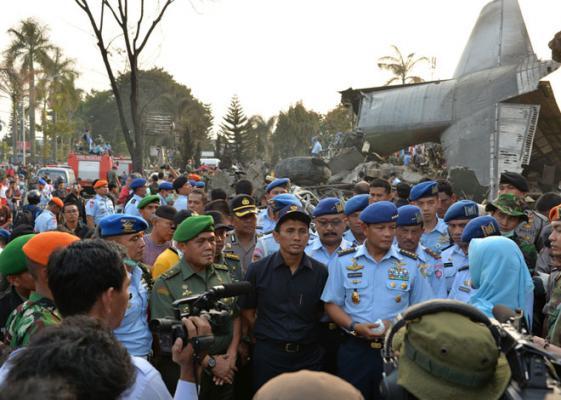Gubernur Sumut Ikut Bopong Mayat Korban Jatuhnya Pesawat Hercules