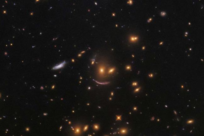 Teleskop Hubble Temukan Wajah Tersenyum di Antara Bintang-bintang