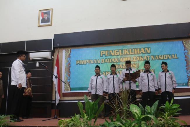 Baznaz Kucurkan Zakat Rp500 Juta ke Fakir Miskin