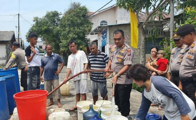 Kapolres Bintan Turun Langsung Bagikan Air Bersih