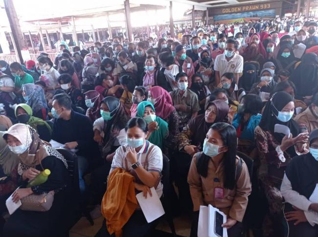 Waduh, Prokes Terabaikan saat Ribuan Guru di Batam Antre Vaksinasi Covid