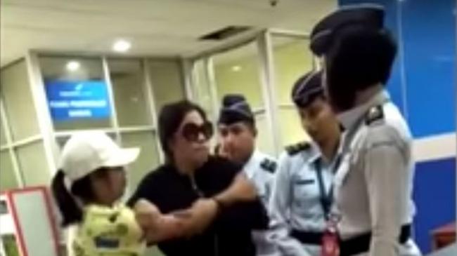 Istri  Seorang Jenderal Tampar Petugas Bandara