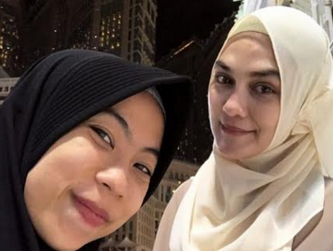 Mata Sembab, Luna Maya Tetap Cantik Banget Kala Umrah