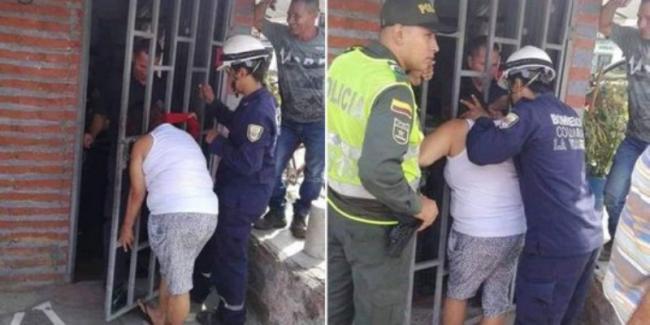 Kepo dengan Urusan Orang, Kepala Wanita Ini Terjepit Pintu Saat Nguping