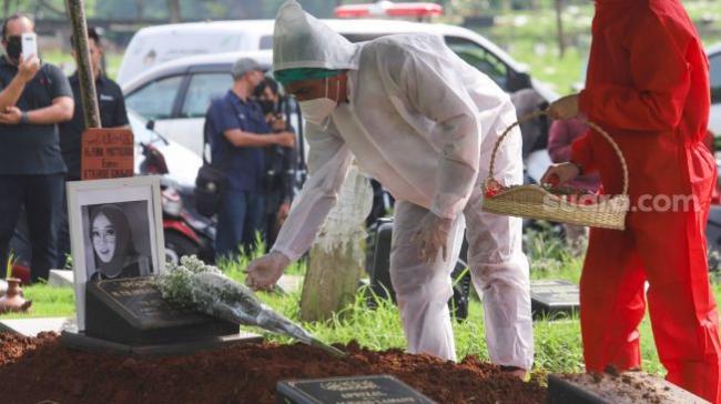 Pemakaman Artis Rina Gunawan Pakai Protokol Covid-19