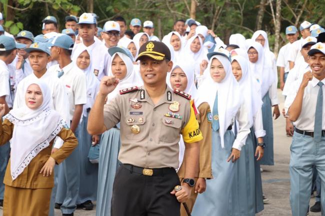 Kapolres Bicara Keselamatan Berkendara Generasi Milenial di SMK 1 Karimun