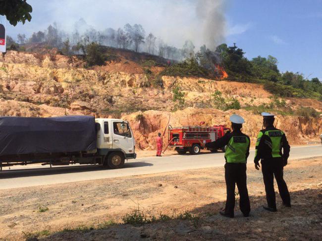 Kebakaran Lahan Terjadi di Bukit Samping Flyover Simpang Jam