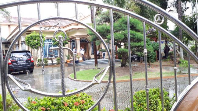 Petugas KPK Sita Sejumlah Barang Bukti di Rumah Nurdin Basirun