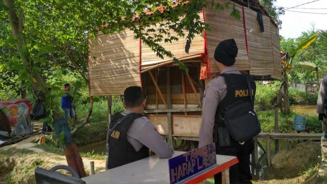 Hendriawan Diikat Midi Cs di Atas Pohon dengan Tangan Terborgol