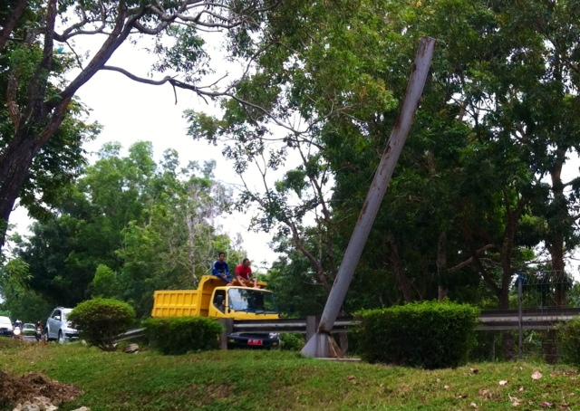 Hati-hati Tiang Besi di Tiban Ini Bisa Celakai Penggguna Jalan