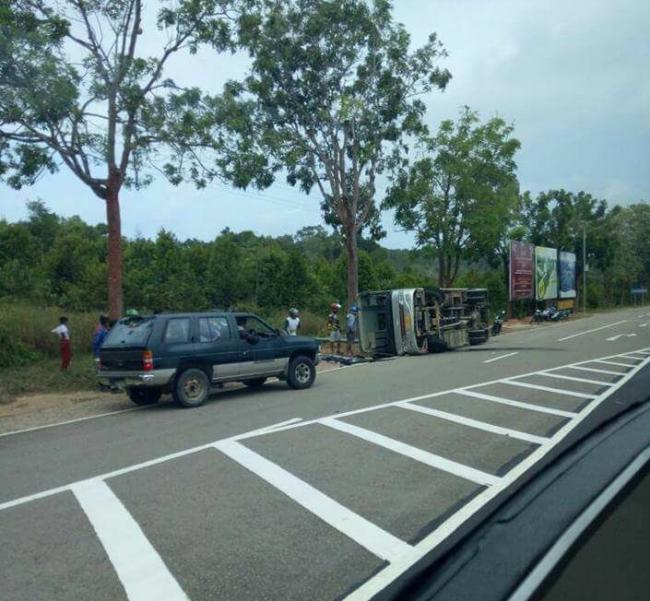 Bus Sekolah Terguling di Simpang Tiga Lagoi, 10 Siswa Luka-luka