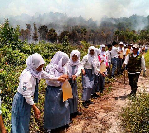 Sekolah Nyaris Terbakar, Ratusan Pelajar di Natuna Padamkan Kebakaran Hutan 