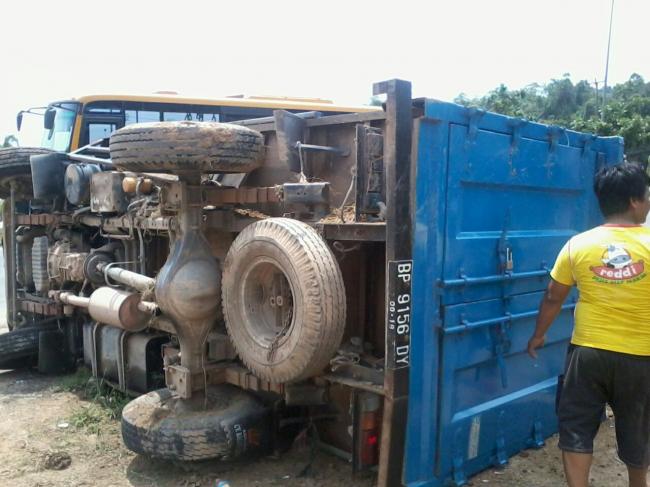[BREAKINGNEWS] Kecelakaan Maut Lagi di Bukit Daeng Tembesi, Pemotor Tewas Terjepit