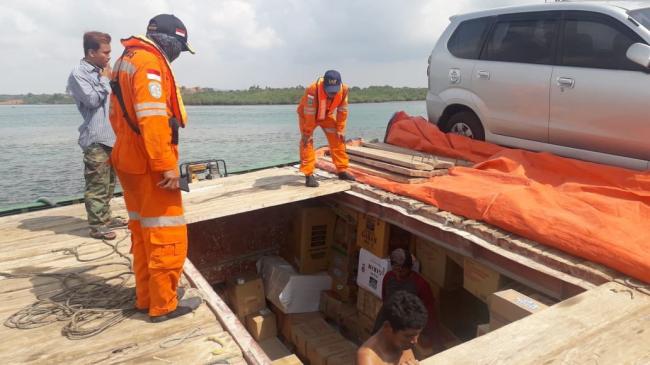 Kapal Ikan Bawa 29 Koli Logistik Pemilu ke Natuna