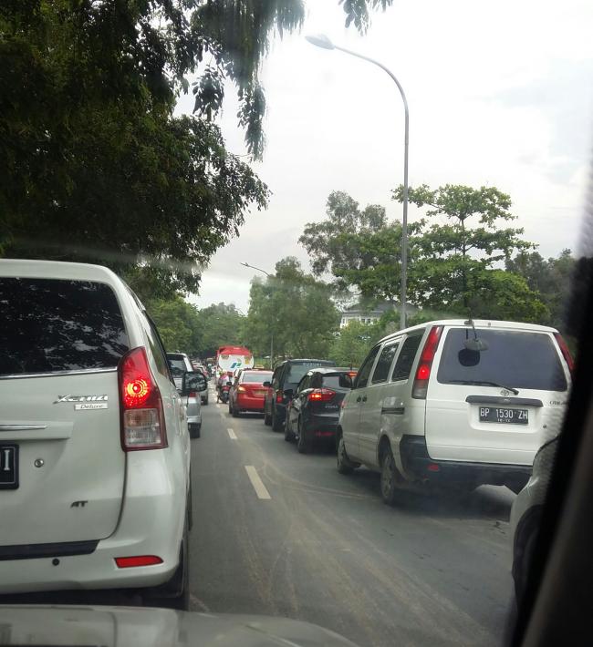 Kemacetan di Simpang Jam Kian Parah, Pengendara Terjebak 30 Menit