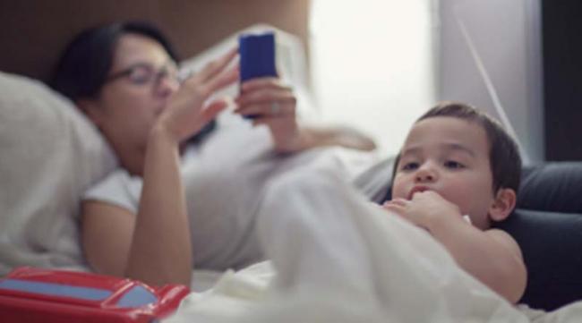 Bagi Ibu yang Sibuk dengan Ponsel, Ini Dampak Buruk Bagi Anak