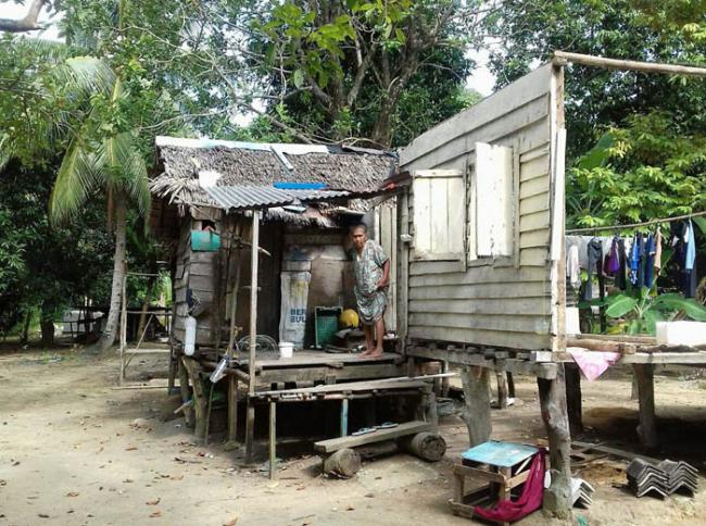 Pak Gubernur, Bupati, Camat dan Kades Bantulah Desa Kami...