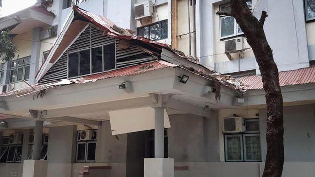 Gempa Guncang Ambon: Mobil Terangkat, Jembatan Rusak