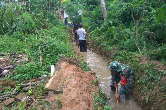 Puluhan KK Terancam Banjir, Warga Tebing Keruk Parit Mampet