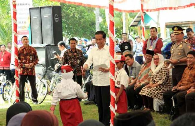 Warga Sambau Komplain Tak Dapat Kartu Sakti Jokowi, Wali Kota: Secepatnya Kami Bagikan
