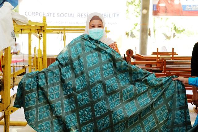 Rumah Tenun Rintisan Marlin Bantu Ekonomi Warga Pulau Ngenang