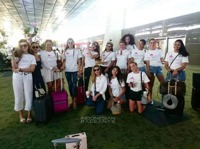 Alumni Miss Universe 2015 Gunakan Pakaian Adat Bali