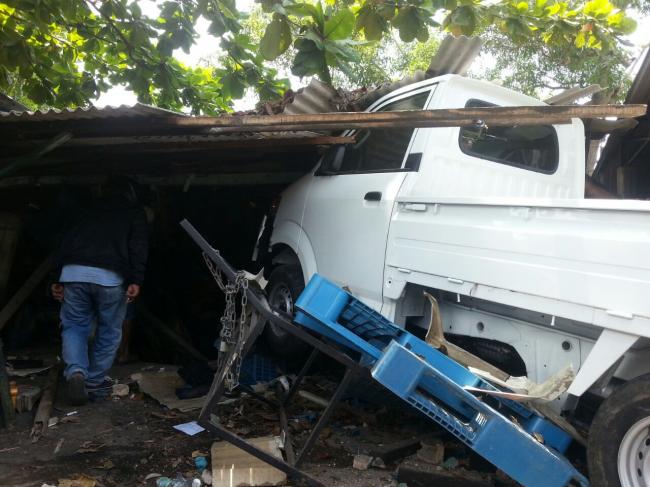 [BREAKINGNEWS] Sebuah Mobil Tabrak Bengkel Sepeda Motor di Sei Panas