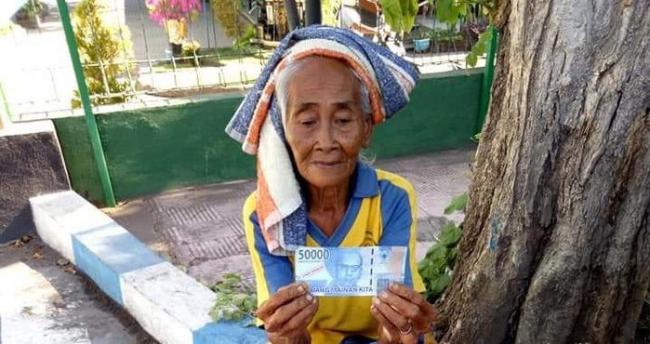 Miris! Nenek Penjual Mangga di Bali Dibayar Pakai Uang Mainan