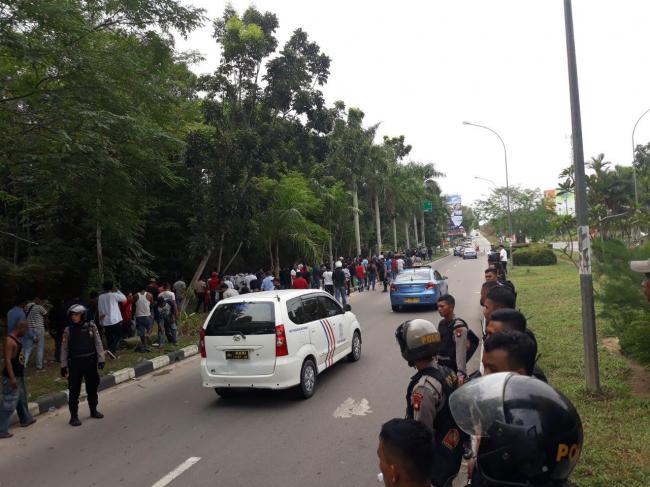 Massa Berhasil Paksa Ratna Sarampaet Balik ke Jakarta