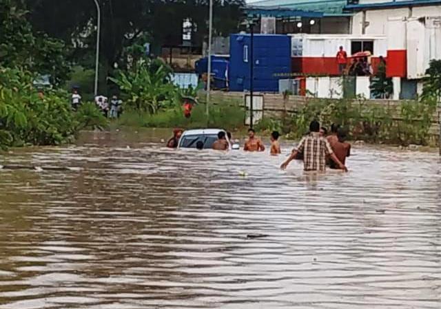 Penampakan Warga di Batam Selamatkan Mobil Terkepung Banjir