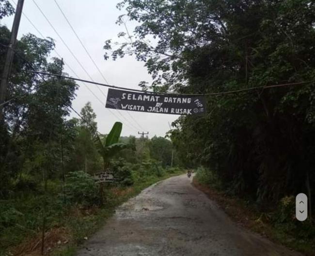 Jalan Hancur Berkecai dan Protes Bernada Sarkas Warga di Karimun 