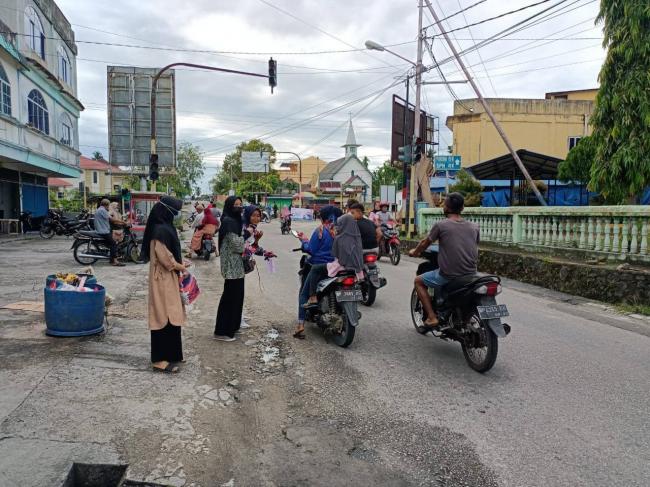 Prihatin Warga Sering Abai Prokes di Kundur, Mahasiswa Bagikan Masker