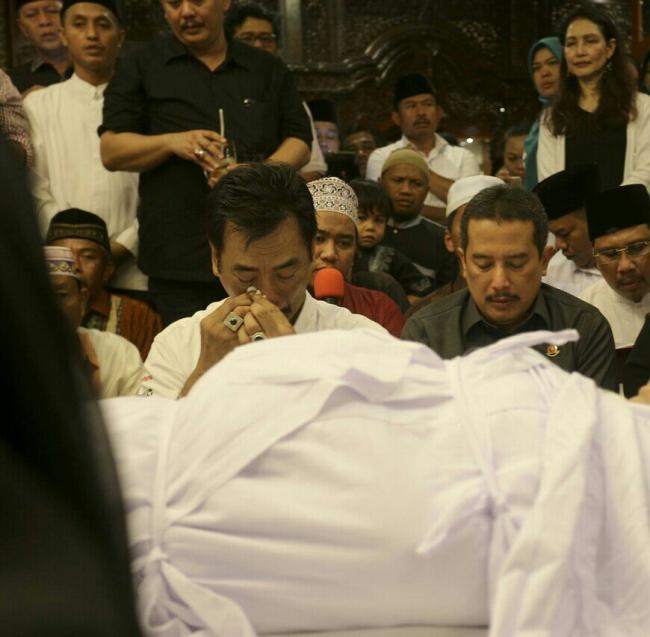 Foto-foto Ketegaran Soerya Respationo di Depan Jasad Almarhumah Rekaveny