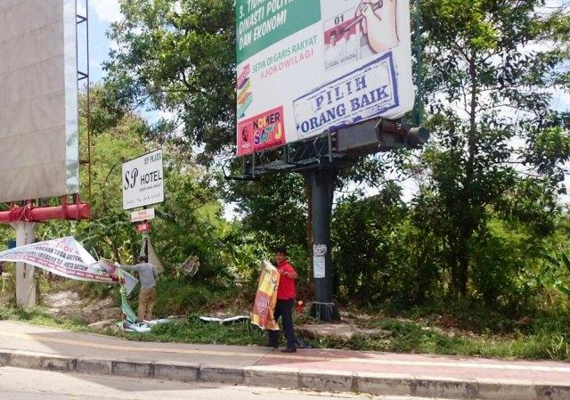 Petugas BP2RD Babat Puluhan Spanduk Liar di Batuaji