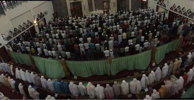 Tarawih Pertama di Batam Berlangsung Khusyuk dan Dijaga Polisi