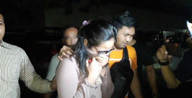 Tutupi Muka, Seorang Wanita Datangi Ruang Penyidikan Vanessa Angel