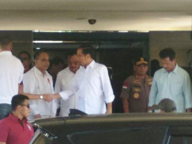 Didampingi Iriana, Jokowi Mendarat di Hang Nadim Batam