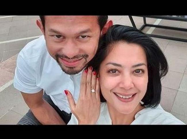 Kisah Cinta Lulu Tobing dan Pria Tajir Cucu Raja Kapal