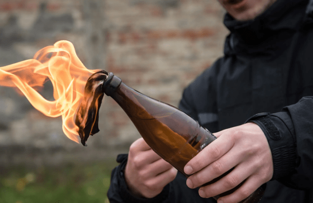 Diputus Cinta, Pria Ini Nekat Lempar Molotov ke Rumah Mantan Pacar