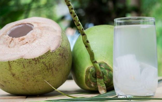 Tak Hanya Menyegarkan, Berikut 7 Manfaat Air Kelapa Bagi Kesehatan