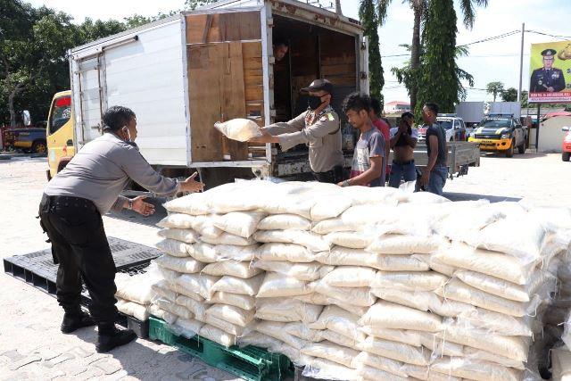 Polisi Bagikan 10 Ton Beras untuk 2 Ribu KK di Karimun