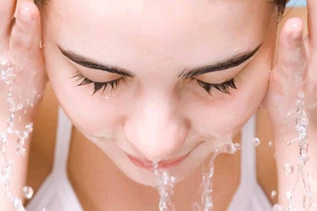 5 Tips Mencuci Muka Agar Bebas dari Jerawat
