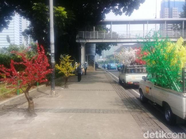 Anies Sebut Pemasangan Pohon Imitasi Bukan Idenya